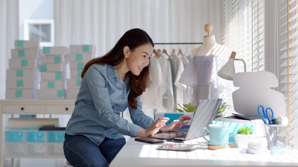 a bussiness woman sell fashion clothing online via video chat
